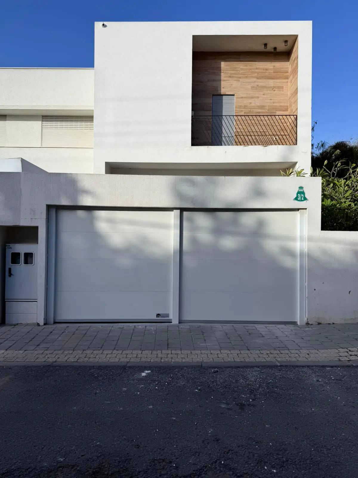 דלתות חניה כפולות בגוון לבן בעיצוב מודרני